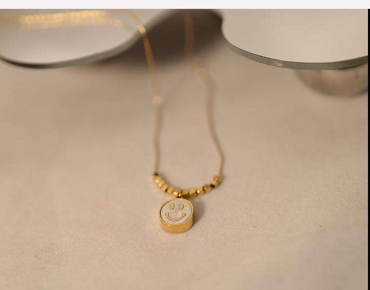 Live Broadcast Smiley Face Pendant Necklace, Fade-Resistant White Shell Titanium Steel, Luxury Light Clavicle Chain.