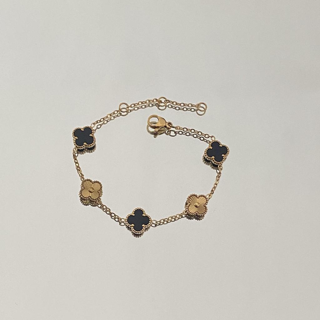 Women's Versatile Titanium Steel Four-Leaf Clover Bracelet - Washable, Non-Fading, Light Luxury Hand Accessory for European and American Trends