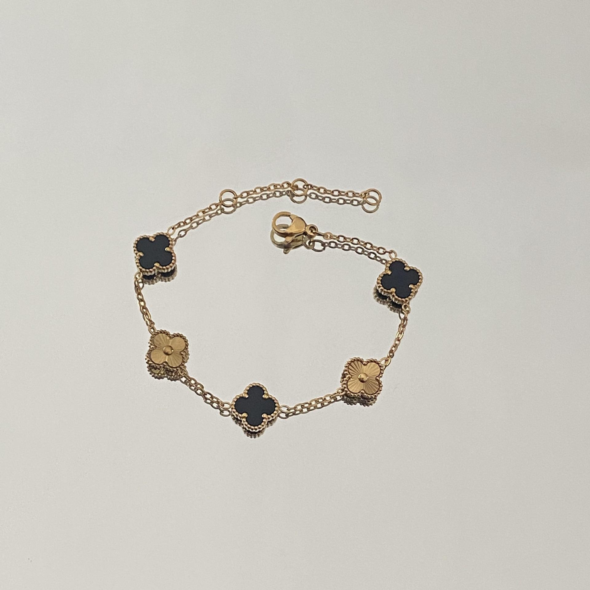 

Універсальний жіночий браслет із титанової сталі у формі чотирилисника - Миючий, Не вицвітаючий, Легкий розкішний аксесуар для рук для європейських та американських трендів