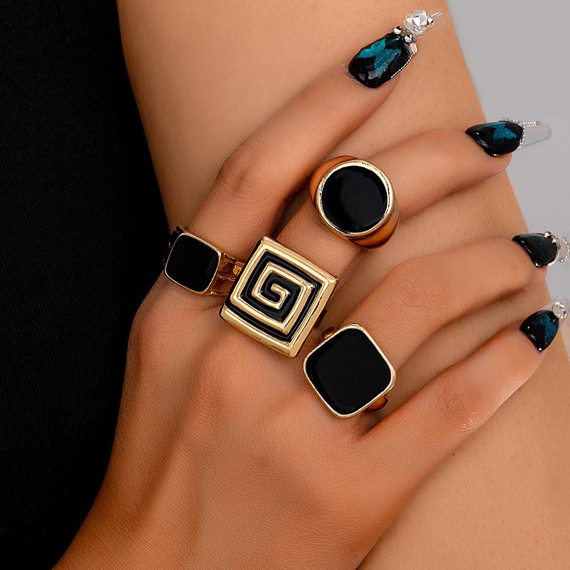 

Модные кольца для женских украшений чёрный