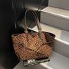 Simple and stylish shoulder bag New large-capacity trendy fashion handbag Women's leopard print underarm tote bag