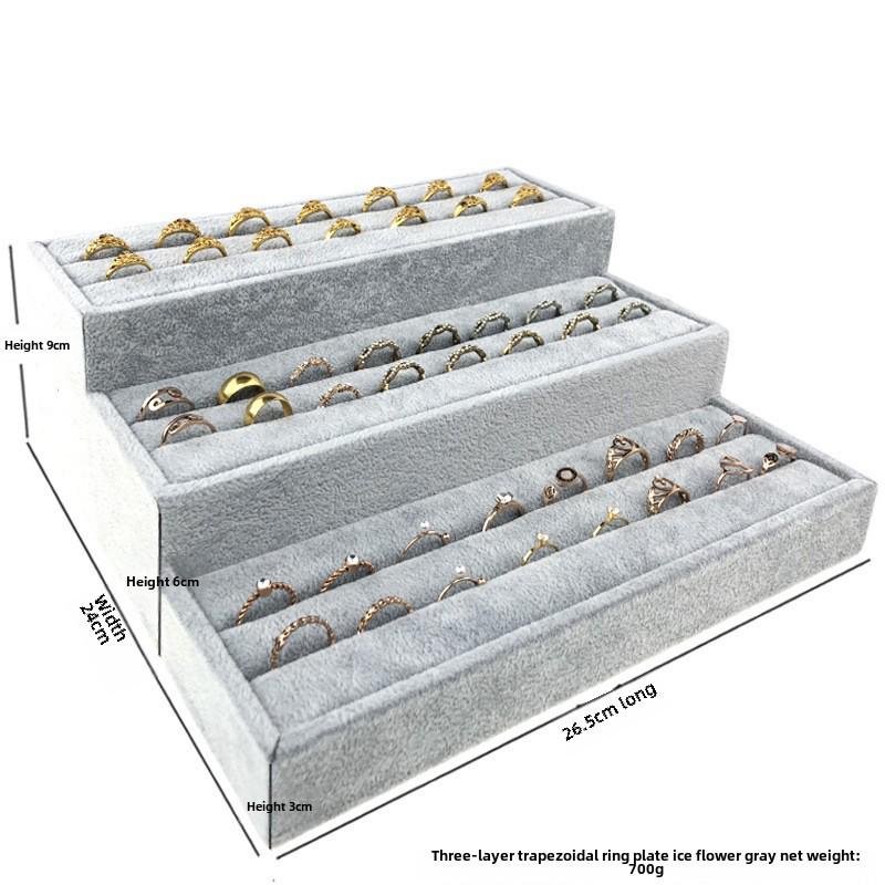 Suport de Expunere Bijuterii din Catifea pentru Inele & Brățări - Formă Trapezoidală cu Accente Aurii și Argintii