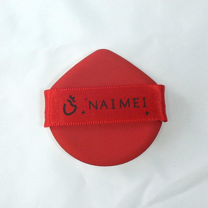 

Пуховка Qiao Chi Air Cushion Rubycell Puff — двойного назначения, не впитывающая влагу, для нанесения жидкой основы под макияж