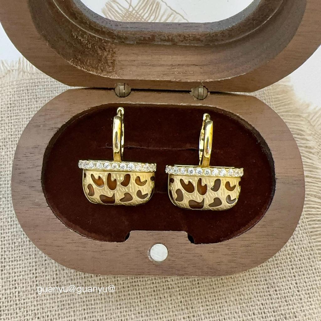 New Stylish Zircon Bag Ear Cuffs: Women's Fashion, Light Luxury, High-End, Versatile, and Trendy Earrings.