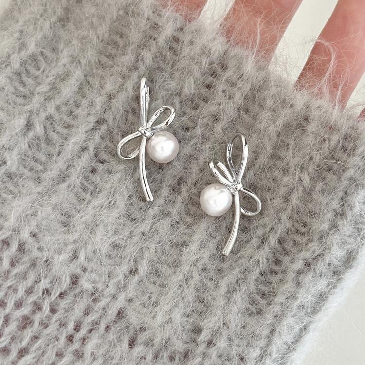 Elegant Bow & Pearl Earrings: Chic, Light Luxury Design for Women