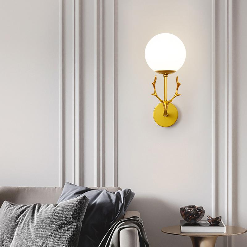 Die Wandlampe im Wohnzimmer ist einfach und modern, und das nordische Geweihschlafzimmer ist kreativ. Die Flur- und Balkontischlampe