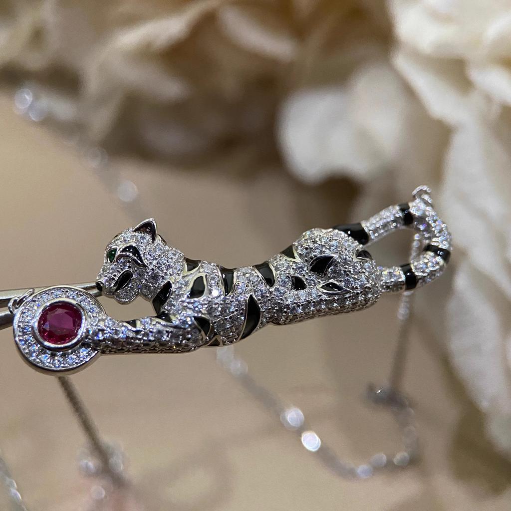 Vintage Medieval Heavy Industry Red Corundum Cheetah Necklace Light Luxury Full Diamond Leopard Collarbone Chain Leopard Pendant Female