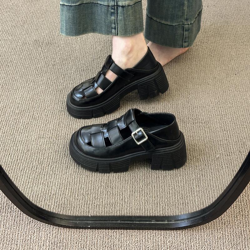 Scarpe Romane con Zeppa Ragazza 2025 Nuove Primavera Estate Retro Forate Scarpe Muffin Vento Fatato Studente Aumento Altezza Sandali Baotou