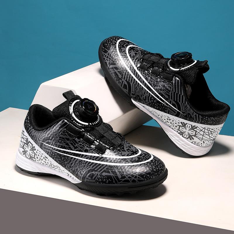 Men's and women's football shoes are non-slip and wear-resistant.