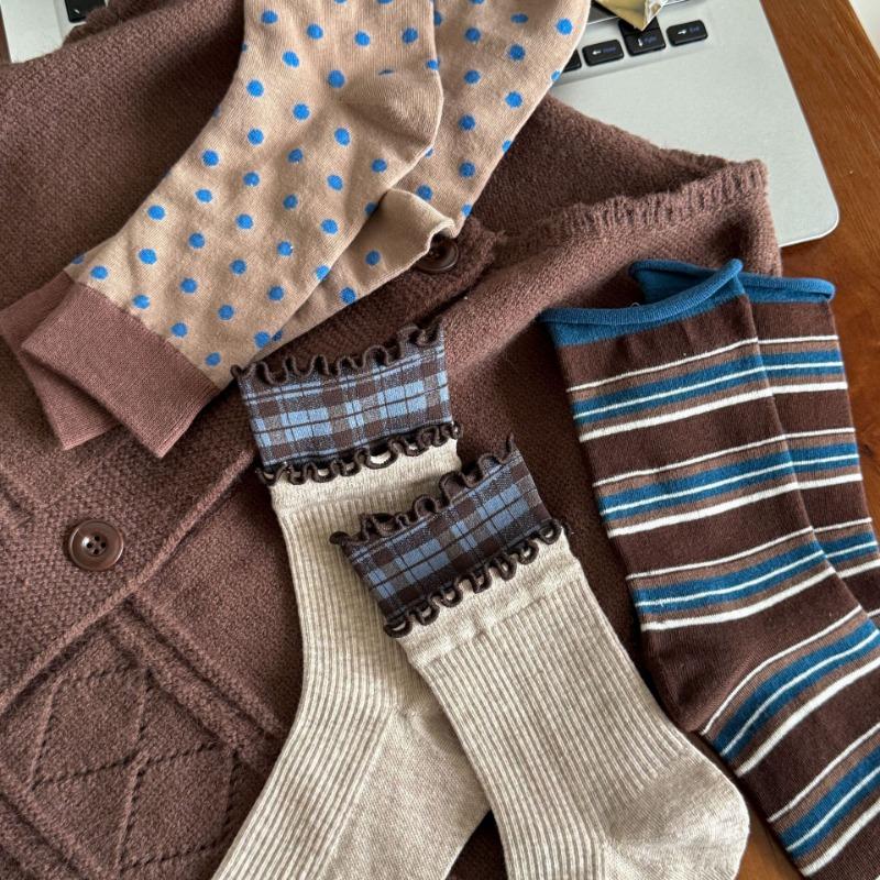 Female Autumn New Style Retro Assorted Stripes In The Tube Pile Socks