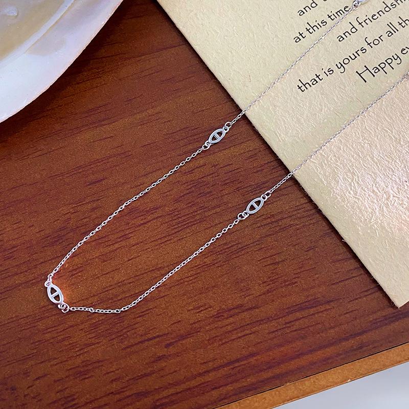 

Корейская версия ожерелья «Свиной нос» для женщин с простым темпераментом, легкой роскошью и первоклассным дизайном. Цепочка на ключицу.