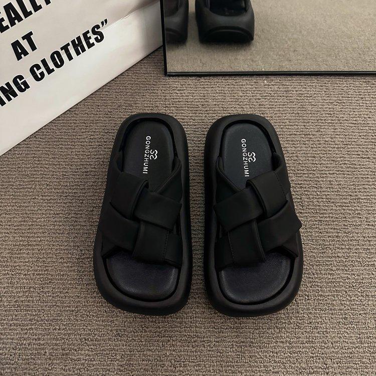 Beautiful thick-soled cool slippers with skirts, women's summer wear fashion and advanced sense 2025 new French beach shoes