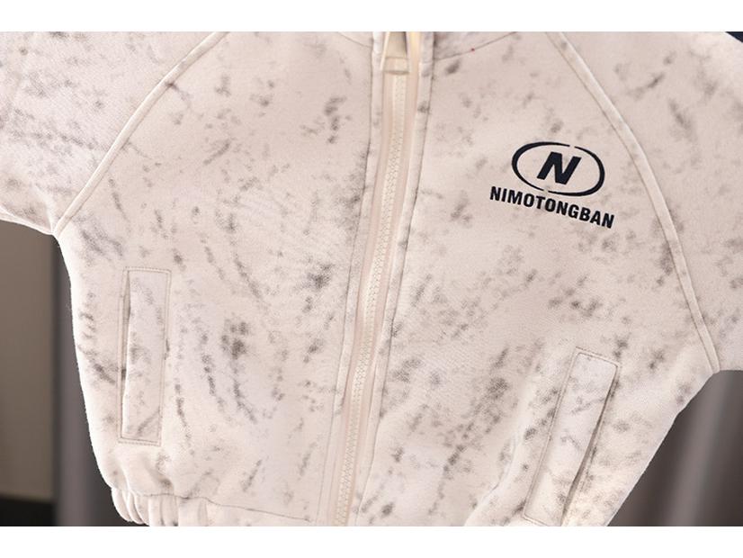 Dětské jarní obleky: Stylové bundy a sportovní dvoudílné soupravy pro chlapce a dívky 2025.