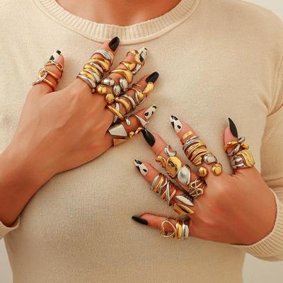 Yingtai Runder Geometrischer Edelstahl Titan Ring, 18 Karat Vergoldet - Trendiger Nischenschmuck für Damen