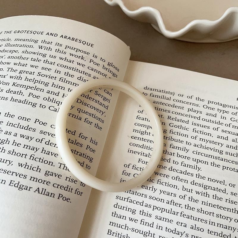 Round White Minimalist Bracelet Vintage Y2k Classic Color Elegant Jewelry Charm Women Fashion Holiday Aesthetics Decoration