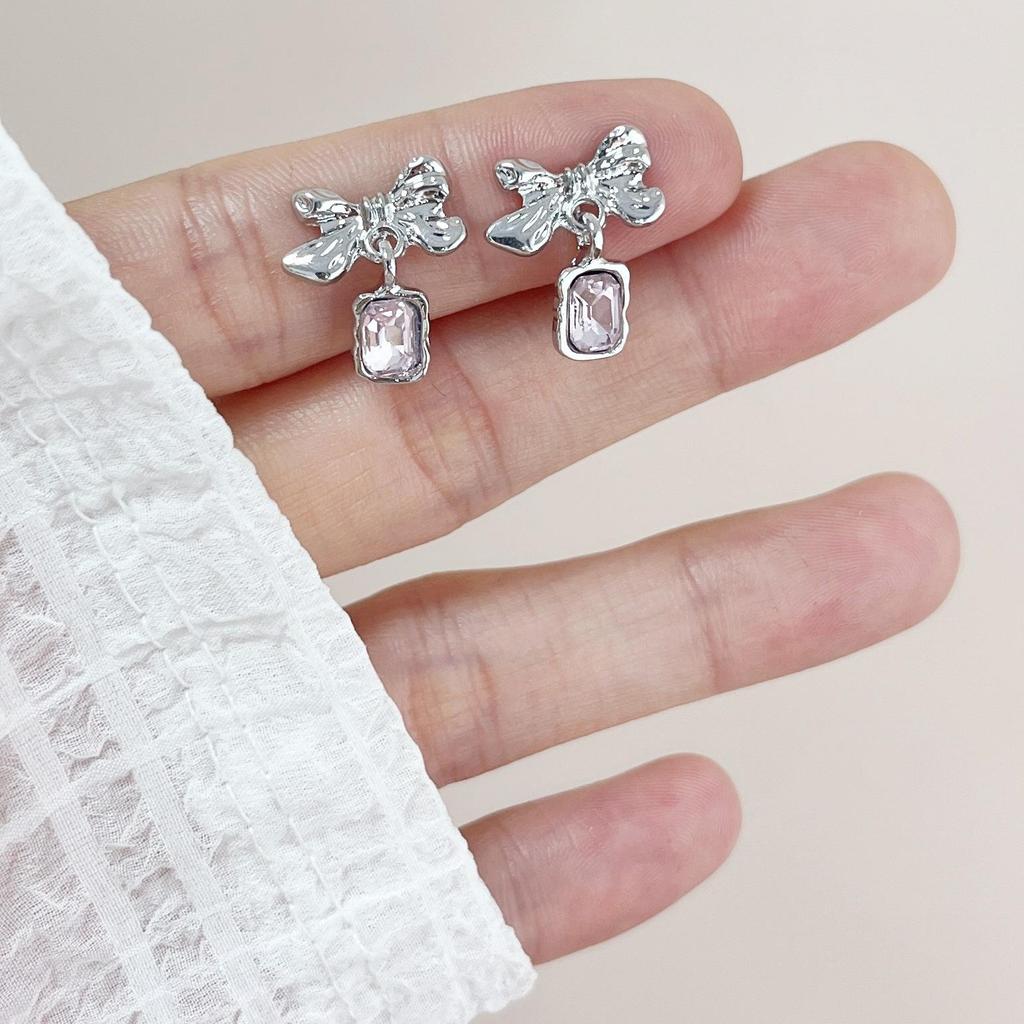 Vintage French Pearl No-Pierce Earrings: Elegant Luxury Clip-ons for Women