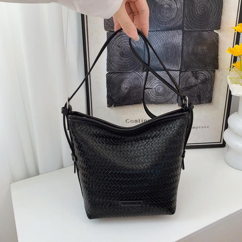 

High-end niche bag women s new retro woven crossbody bag shoulder armpit bag чёрный