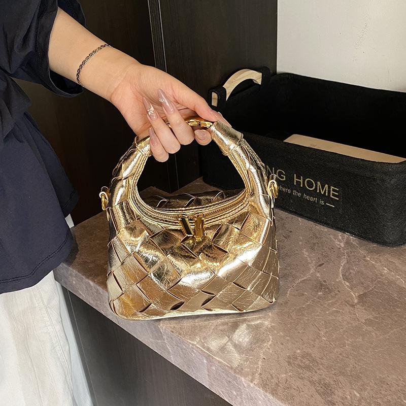 

Нишевая индивидуальность женские ретро европейские и американские сумки 2025 новая мода для белых воротничков французская высококлассная плетеная сумка 21*10*13 шампанского