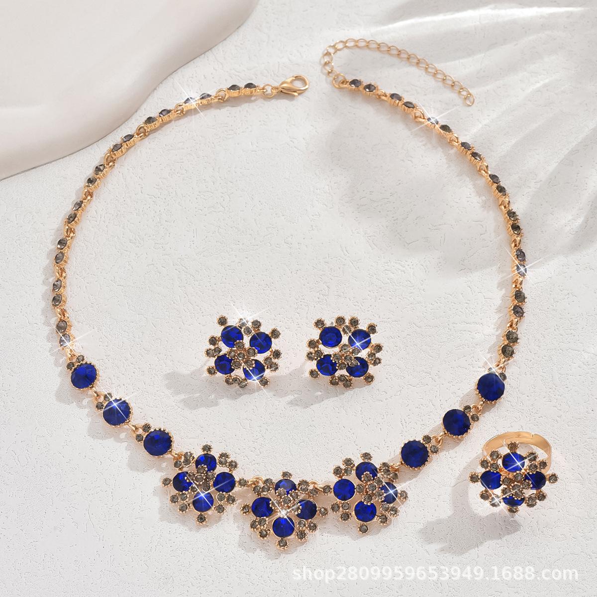 

Трехкомпонентный барочный свадебный комплект украшений: колье, серьги и кольцо с синим драгоценным камнем и стразами. Женские украшения. синий