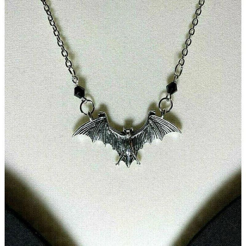Stylish Gothic Punk Halloween Flying Bat Pendant Necklace