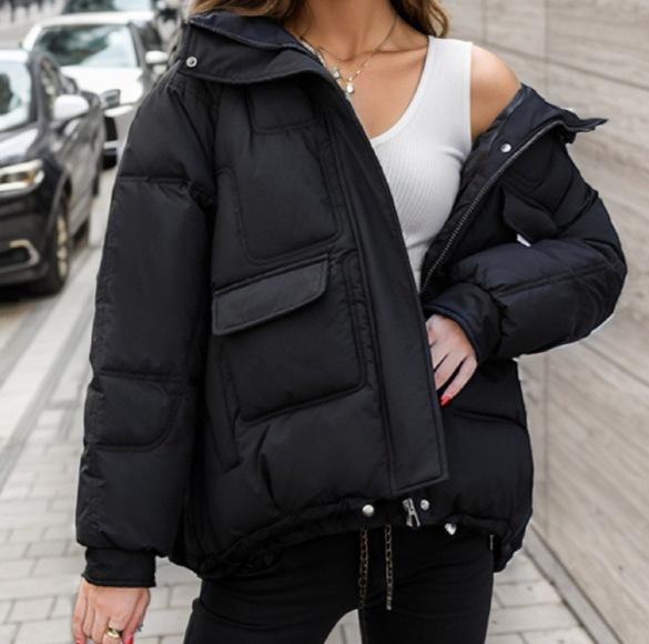 

Осенняя женская короткая толстая куртка-пуховик с капюшоном и множеством карманов