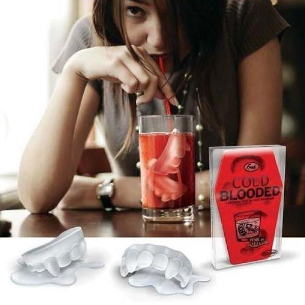 Mold for Ice Cubes and Chocolate Vampire Teeth Red