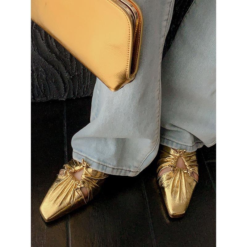 Französischer Nischendesign-Sinn Quadratkopf hohl gefaltet halb schleppend Metallschnalle Taschenkopf Hausschuhe tragen Damen Sommer kühl Hausschuhe