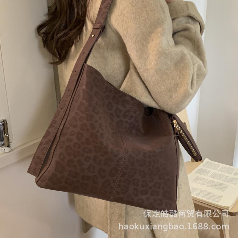 Leopard print bag women's 2025 new autumn and winter messenger bag women's bag large-capacity commuter tote bag fashionable shoulder bag