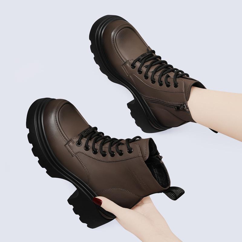 Dámské kotníkové boty na silné platformě zvyšující výšku, móda podzim/zima 2024.