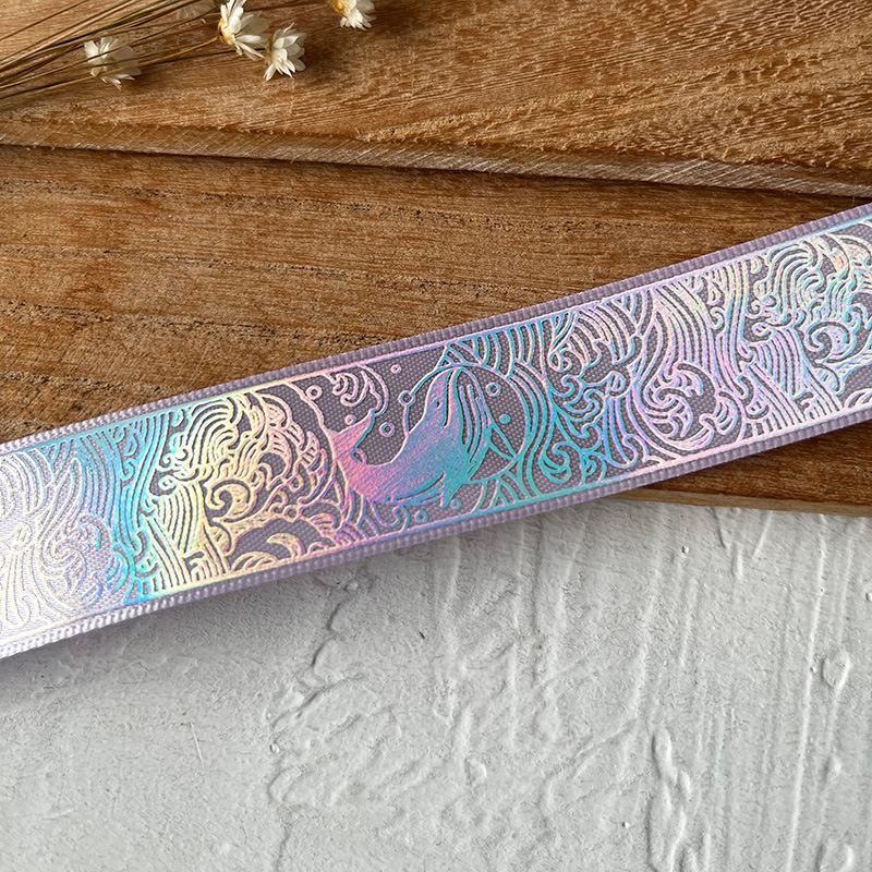 

2,5 см x 4,5 м/рулон Несколько цветов Головной убор Шляпа Горячее тиснение Узор Брошь Значок Лазерный узор Подарочная коробка светло-фиолетовый/серебряный