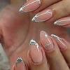 Amandel Kleur Press On Nagels met Roze Basis, Glanzende Afwerking, Zilver Chroom Rand Detail Kunstnagels voor Foto-Klaar Dagelijks en Gebeurtenis Styling