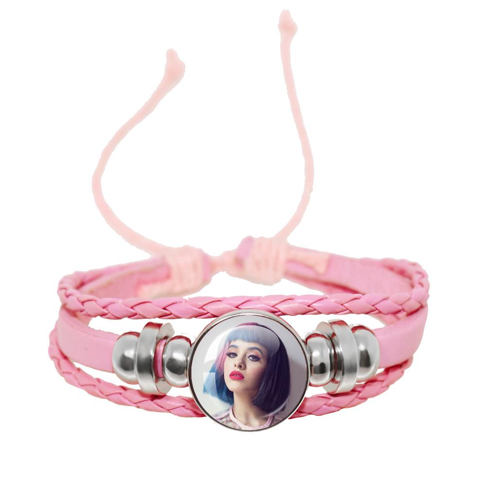 Melanie Martinez Crybaby Braccialetto in Pelle Rosa Cabochon in Vetro Modello Copertina Album Pop Music Braccialetto in Pelle Gioiello Regalo per Fan