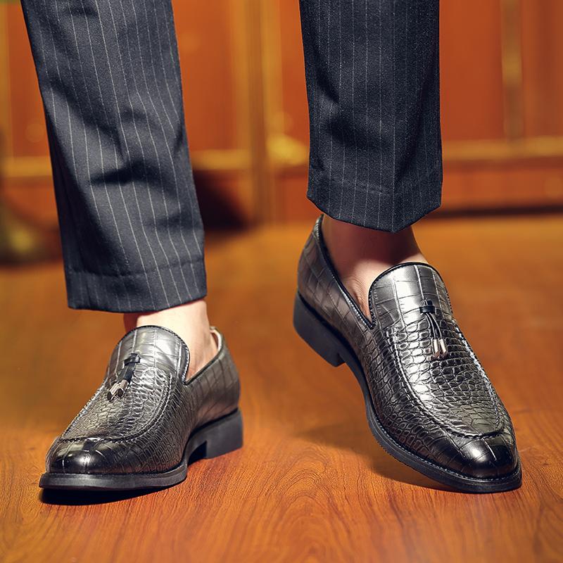 Designer New Gentleman Tassels Loafers Men's Pointed Slip On Patent Leather Formal Wedding Prom Dress Homecoming Footwear