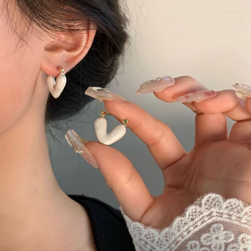 

Изысканные маленькие серьги-гвоздики с сердечками для женщин, новинка 2023 года, милые летние серьги для вечеринок, модный дизайн, ювелирные аксессуары