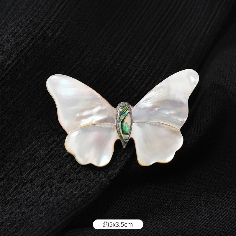 

Натуральная брошь-бабочка с цветком рябчика, женский нишевый дизайн, высококлассная ракушечная булавка, темпераментные высококлассные аксессуары для костюма