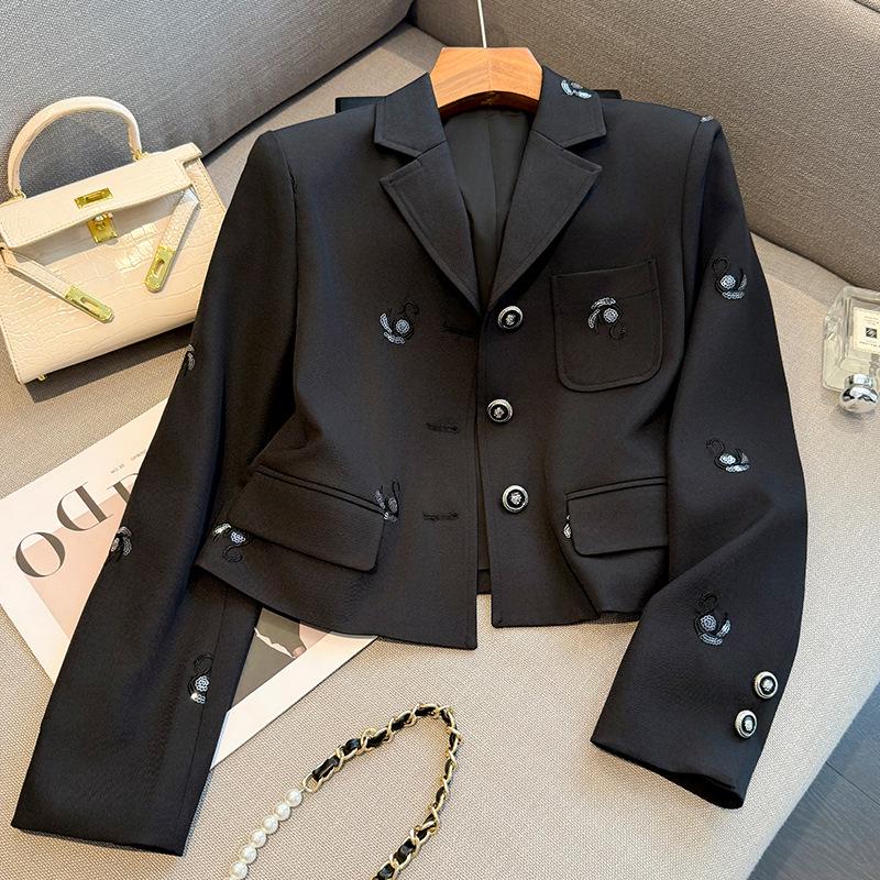 Ținută Elegantă de Toamnă Brodată: Set Rochie cu Vestă și Jachetă Modelatoare