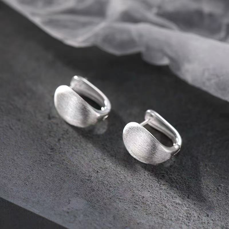Drahtförmige Ohrstecker - Ein neuer und exklusiver Stil von Ohrsteckern, die vielseitig sind und eine raffinierte Ausstrahlung für Frauen ausstrahlen.