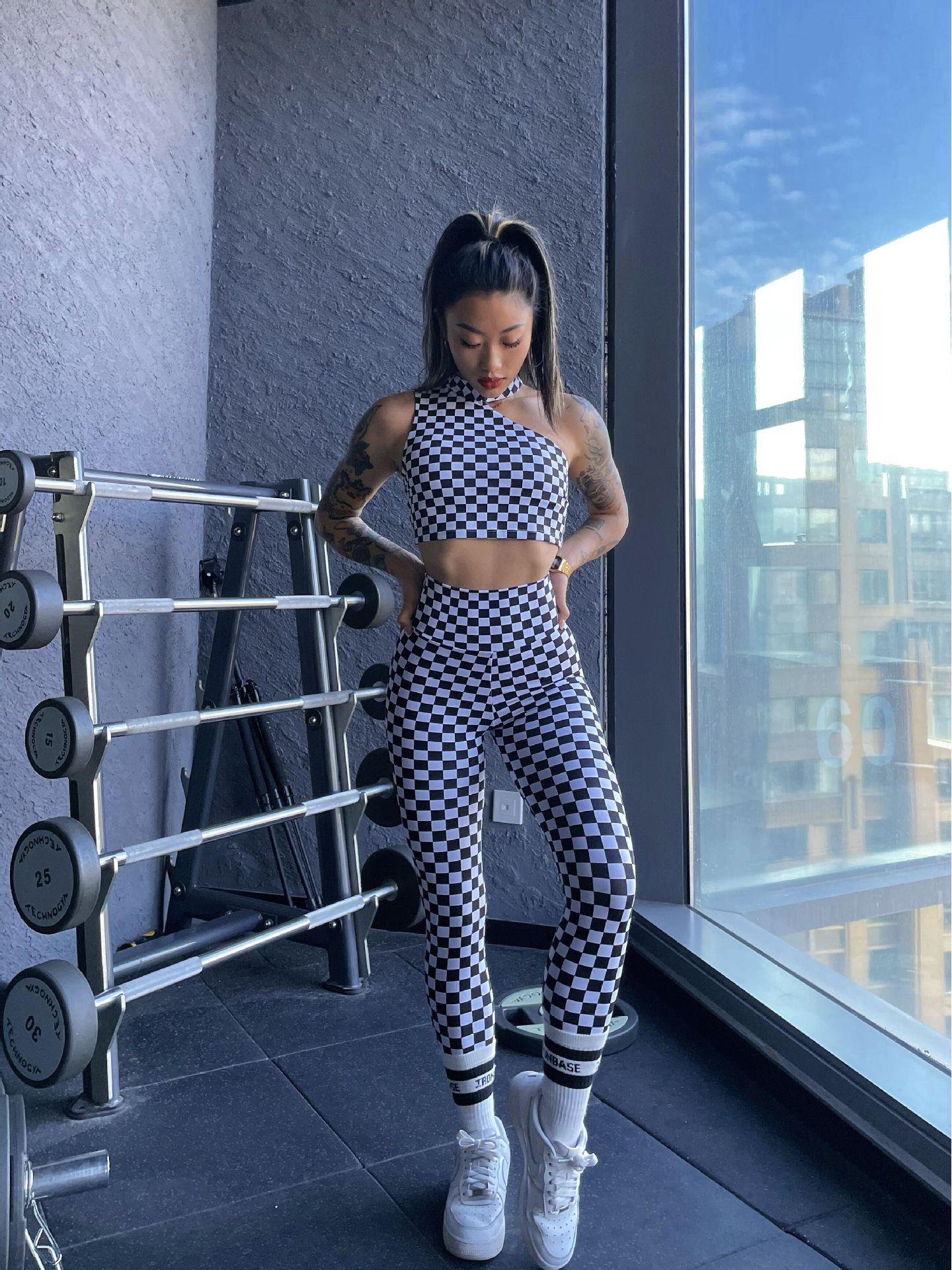 

Женский клетчатый спортивный топ на одно плечо и комплект леггинсов с персиковыми ягодицами Small