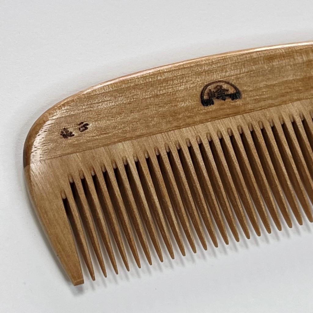 Minebari Comb with Handle Made by a Boxwood Comb Craftsman Has a handle for easy combing - - (Small/Normal Teeth)