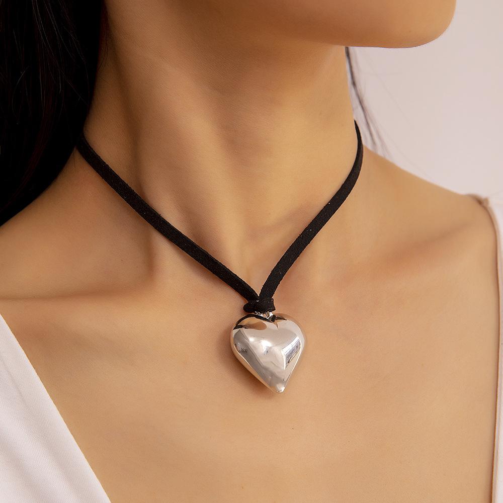 Heart Pendant Necklace Vintage Aesthetic Love Inspired Choker New Fashion Romantic Heart Necklace for Women