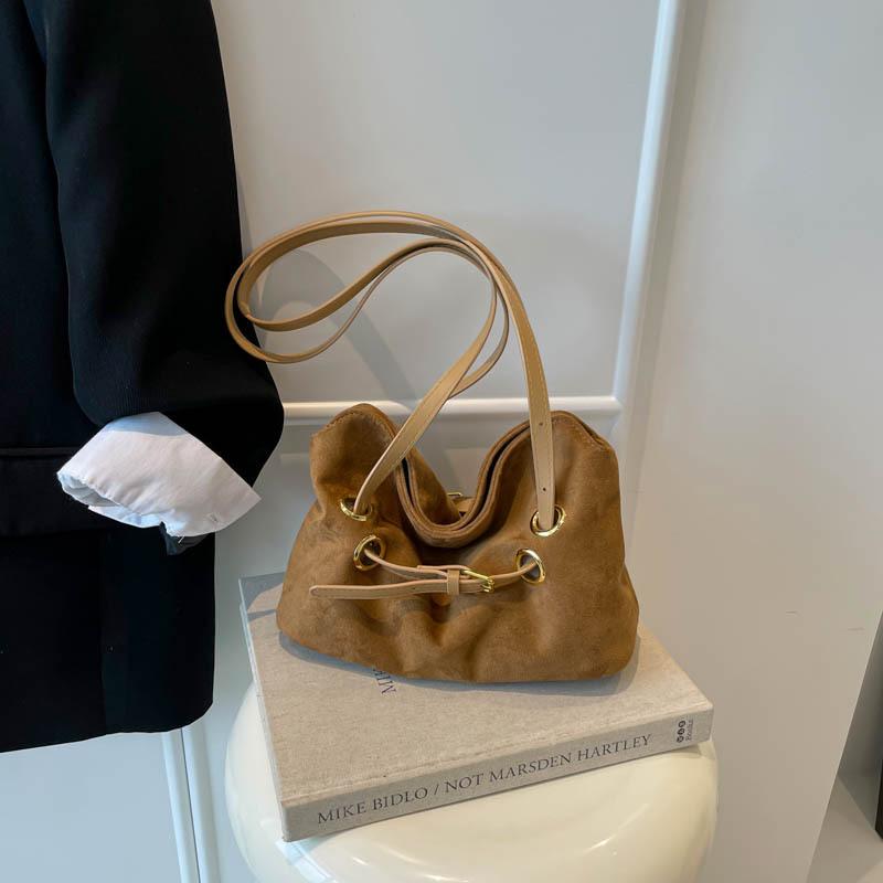 

Portable commuter bag autumn new fashion underarm large capacity personalized belt buckle women s bag tote bag коричневый