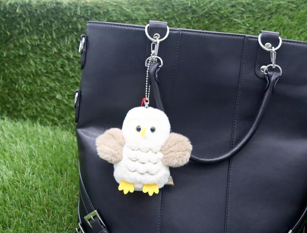 Takeoff Patter Owl Schlüsselanhänger. Niedliche Eule mit ausgebreiteten Flügeln und flatternder Spielzeugkiste. Beige [Musik inklusive]