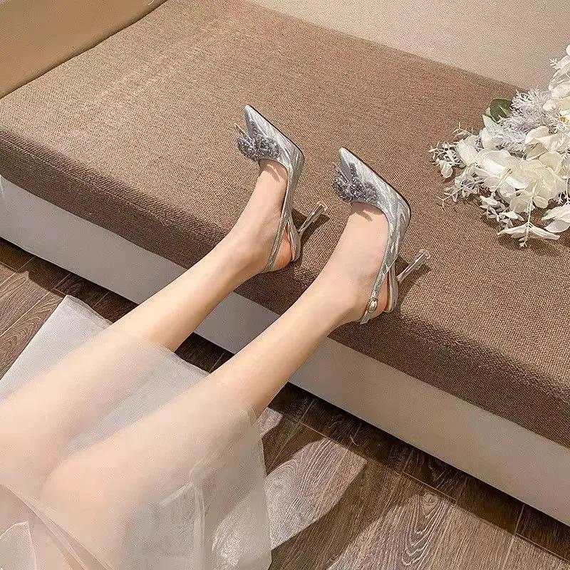 Mode Sommer Kristall Baotou High Heels Sandalen Damen Sommer Neu Spitzschuh Flacher Ausschnitt Stiletto Schmetterling Hochzeitsschuhe