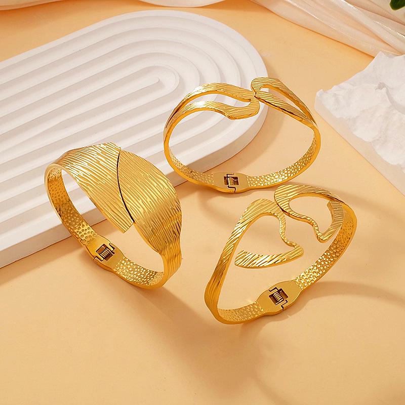 Gold-Plated Geometric Hollow Women's Bangle: Elegant, Personalized, Versatile Jewelry