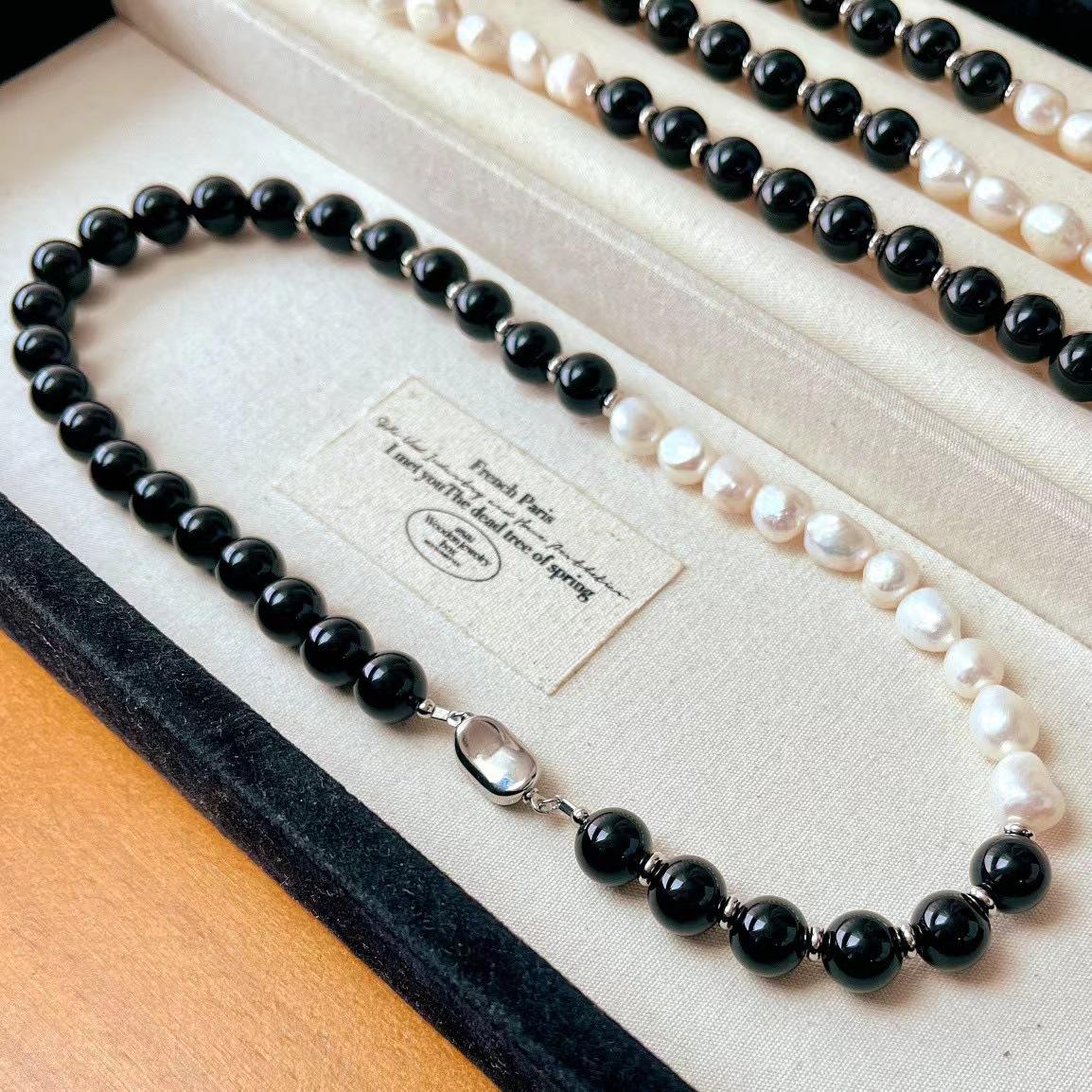 

Vintage Maillard Autumn And Winter Natural Baroque Freshwater Pearl Black Agate Niche Beaded Necklace Clavicle
