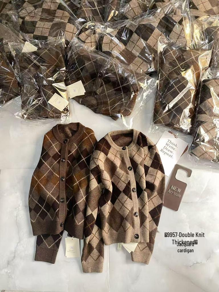 Autumn 2025 School-Style Knitted Cardigan with Diamond Pattern – Long Sleeve, Fashionable, Soft, and Smooth.