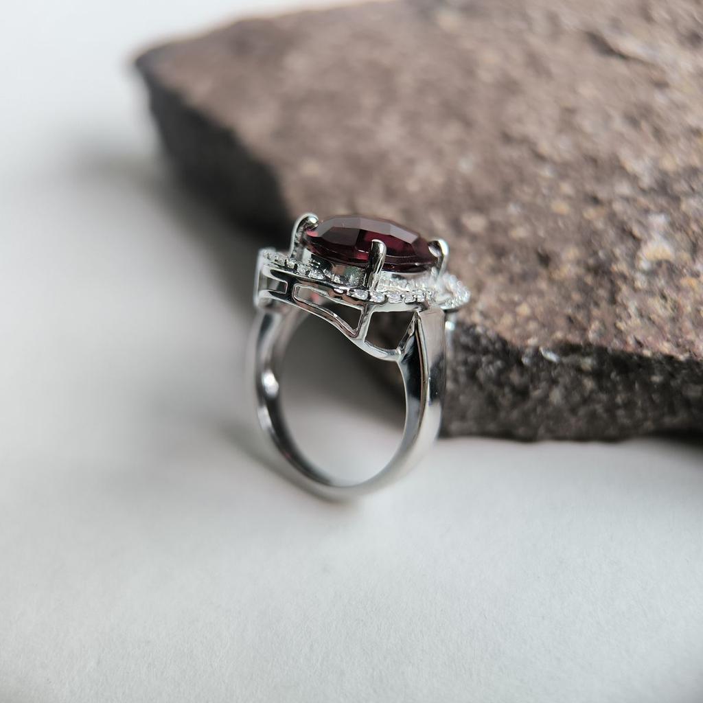 Серебряное кольцо с искусственным гранатом nano 4.925ct, фианитами, вес изделия 5,21 гр (60002303)