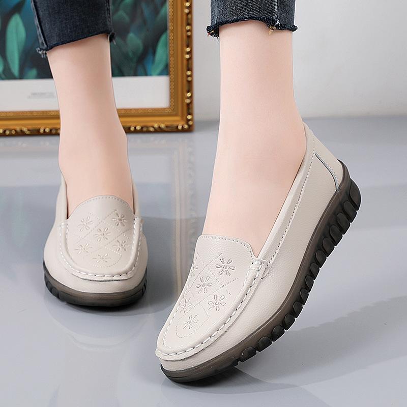 2023 Spring Leather Soft Bottom Fashion Casual Women's Shoes Comfortable Non-slip Wearable Mother's Shoes Hundred with Beans Shoes Female