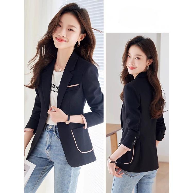 Sophisticated Women's Blazer for A Chic and Professional Look