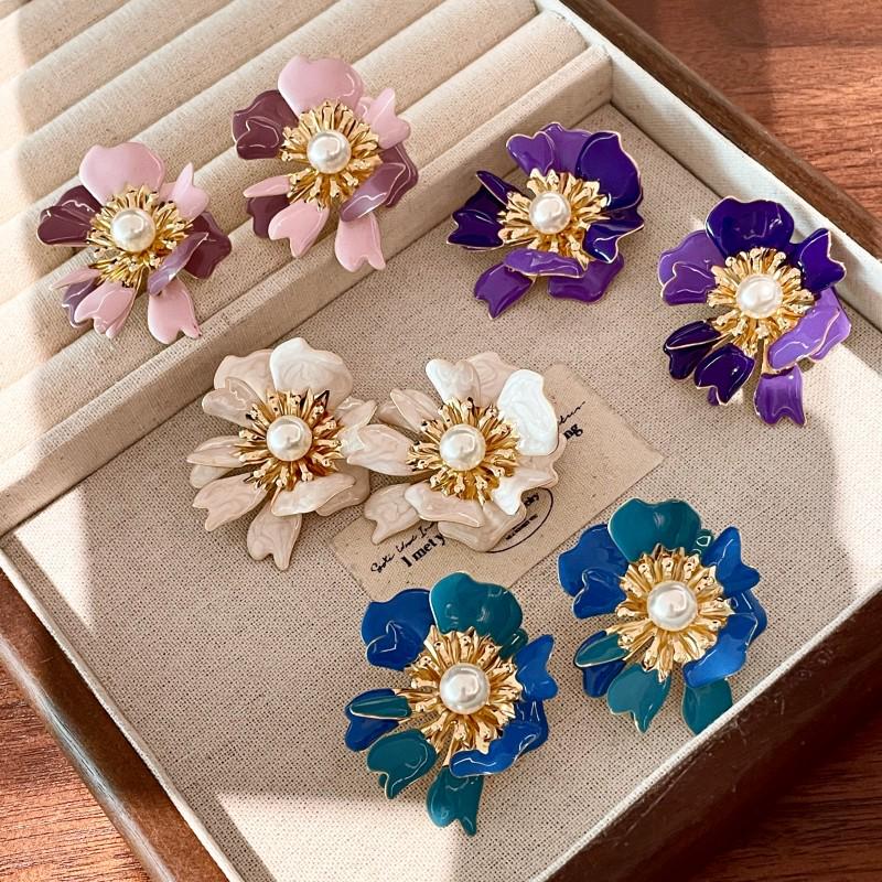 French Vintage Enamel Gradient Flower Pearl Stud Earrings - Luxurious Petal Design for Women